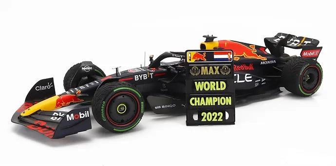 Minichamps 1/18  F1 RB18  Verstappen # 1 Winner Japan GP With Pit Board WC 2022